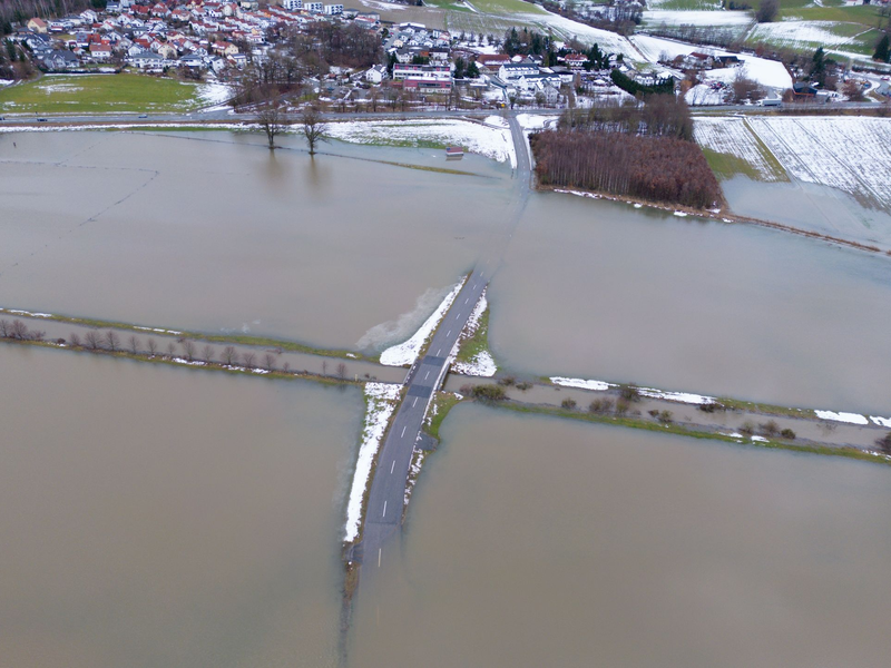 Eine Straße zwischen Achldorf und Gaindorf ist vom Hochwasser der Großen Vils überflutet. - Foto: Sven Hoppe/dpa