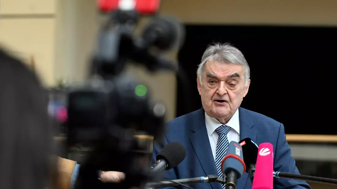 «Es liegen verdichtete Anhaltspunkte dafür vor, dass die Junge Alternative nicht nach demokratischen Spielregeln spielt, sondern das eigene rechtsextremistische Regelwerk vorzieht», teilt NRW-Innenminister Herbert Reul (CDU) mit. - Bild: Roberto Pfeil/dpa