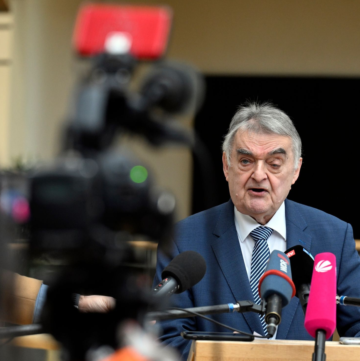 «Es liegen verdichtete Anhaltspunkte dafür vor, dass die Junge Alternative nicht nach demokratischen Spielregeln spielt, sondern das eigene rechtsextremistische Regelwerk vorzieht», teilt NRW-Innenminister Herbert Reul (CDU) mit. - Foto: Roberto Pfeil/dpa