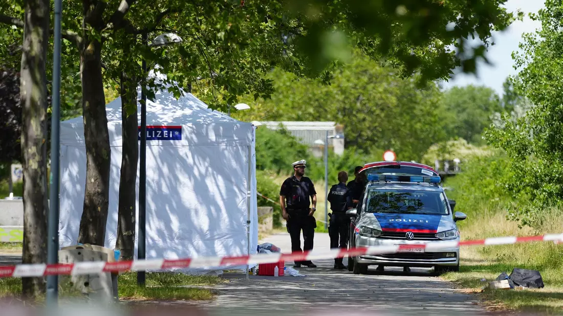Polizisten im Einsatz: Im Juli wurde ein erstochener Obdachloser auf einer Parkbank an der Donau in Wien-Brigittenau gefunden. - Bild: Georg Hochmuth/APA/dpa