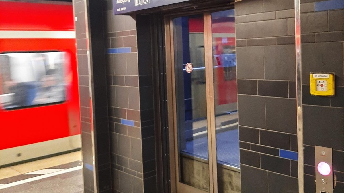 Bundespolizeidirektion München: Personen stecken im Fahrstuhl fest / Befreiungsaktion am Stachus - Foto: presseportal.de