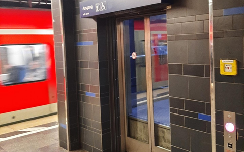 Bundespolizeidirektion München: Personen stecken im Fahrstuhl fest / Befreiungsaktion am Stachus - Foto: presseportal.de