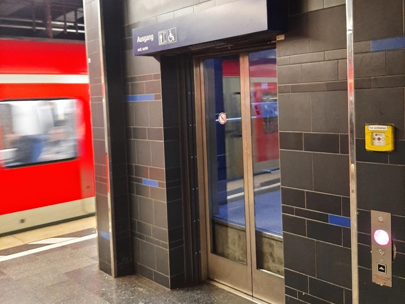 Bundespolizeidirektion München: Personen stecken im Fahrstuhl fest / Befreiungsaktion am Stachus - Foto: presseportal.de