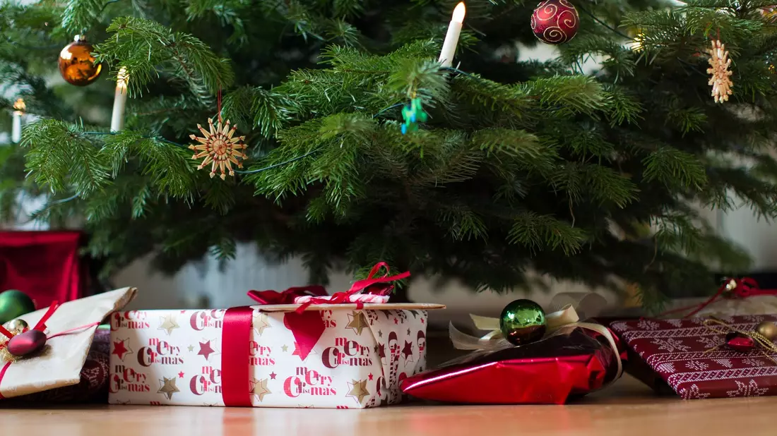 Laut einer Umfrage wollen knapp 20 Prozent der Befragten dieses Jahr weniger Geld für Weihnachtsgeschenke ausgeben. - Bild: Rolf Vennenbernd/dpa