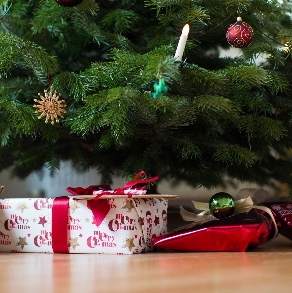 Laut einer Umfrage wollen knapp 20 Prozent der Befragten dieses Jahr weniger Geld für Weihnachtsgeschenke ausgeben. - Foto: Rolf Vennenbernd/dpa