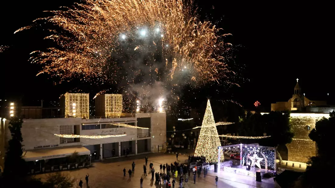 Ein Feuerwerk explodiert am Himmel über Bethlehem. Das Heilige Land zieht zu Weihnachten normalerweise zahlreiche Touristen aus aller Welt an. - Bild: Mosab Shawer/APA Images via ZUMA Wire/dpa