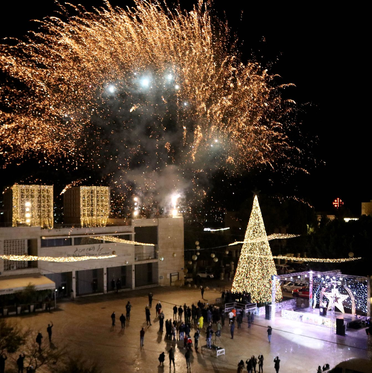 Ein Feuerwerk explodiert am Himmel über Bethlehem. Das Heilige Land zieht zu Weihnachten normalerweise zahlreiche Touristen aus aller Welt an. - Foto: Mosab Shawer/APA Images via ZUMA Wire/dpa