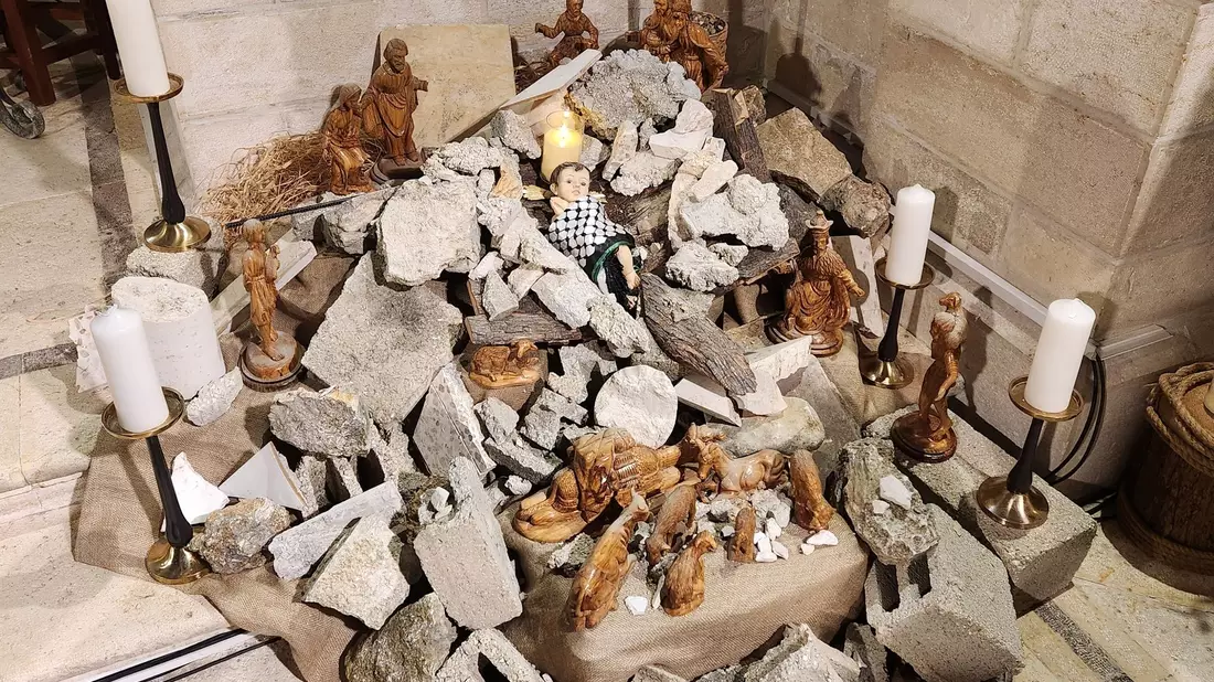 Soll an die unter Trümmern verschütteten Kinder im Gazastreifen erinnern: eine Installation von Angehörige der evangelisch-lutherischen Weihnachtskirche in Bethlehem. - Bild: Isaac Munther/Evangelisch-lutherische Weihnachtskirche/dpa