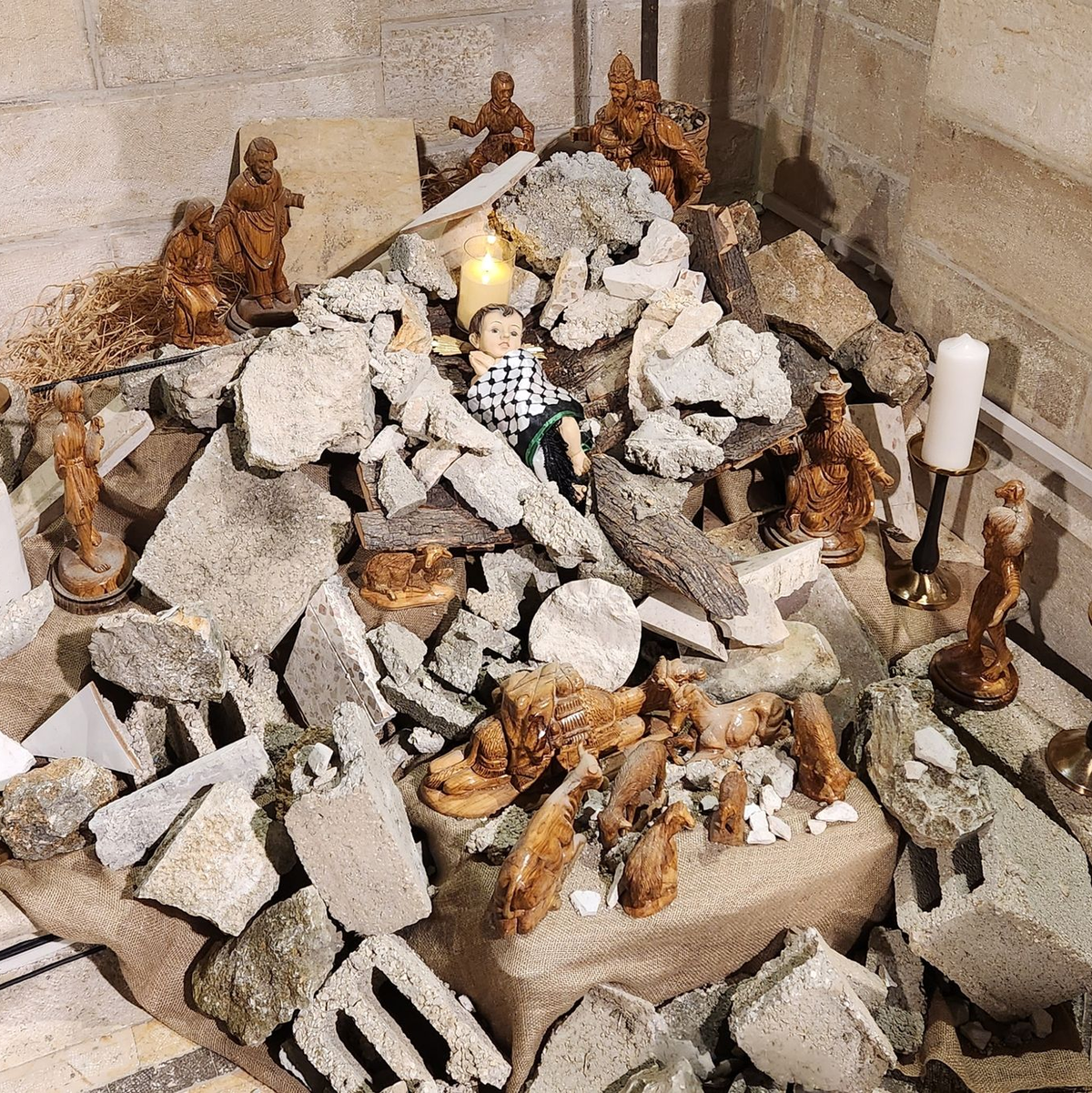 Soll an die unter Trümmern verschütteten Kinder im Gazastreifen erinnern: eine Installation von Angehörige der evangelisch-lutherischen Weihnachtskirche in Bethlehem. - Foto: Isaac Munther/Evangelisch-lutherische Weihnachtskirche/dpa