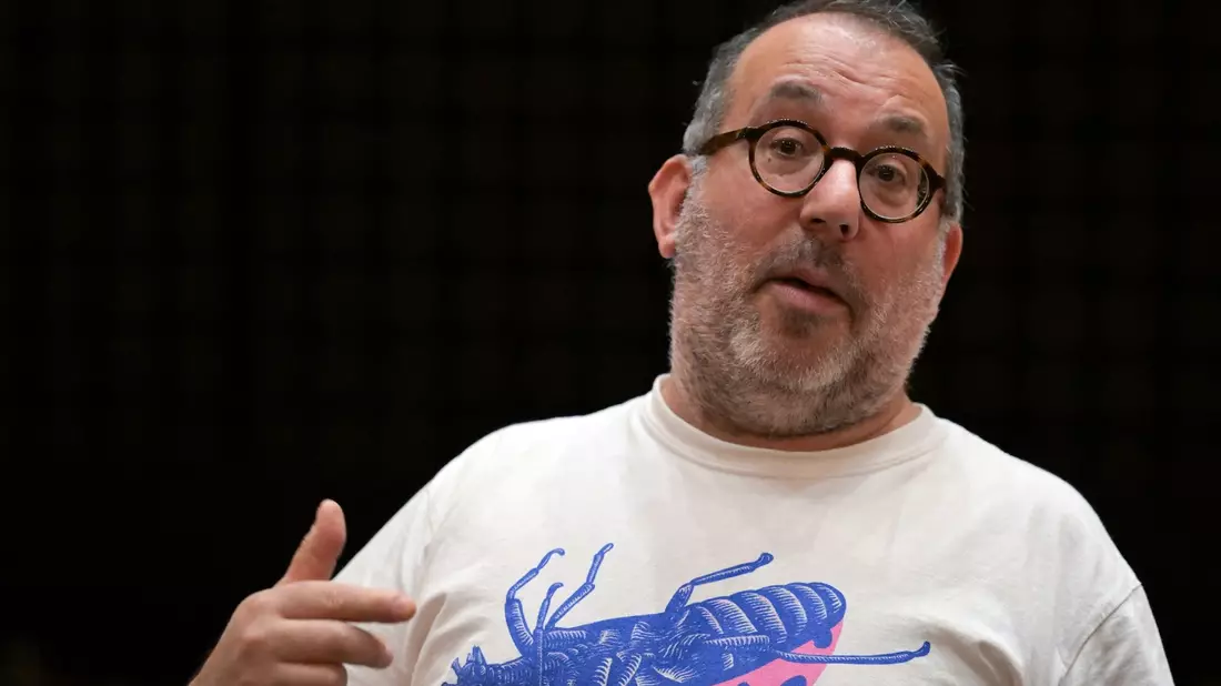 «Ich fühle mich in der Mitte dieses Sturms. Ich pendle jeden Tag zwischen verschiedenen Emotionen hin und her», sagt Regisseur Barrie Kosky mit Blick auf die Situation in Nahost seit dem Terrorangriff der Hamas auf Israel. - Bild: Soeren Stache/dpa
