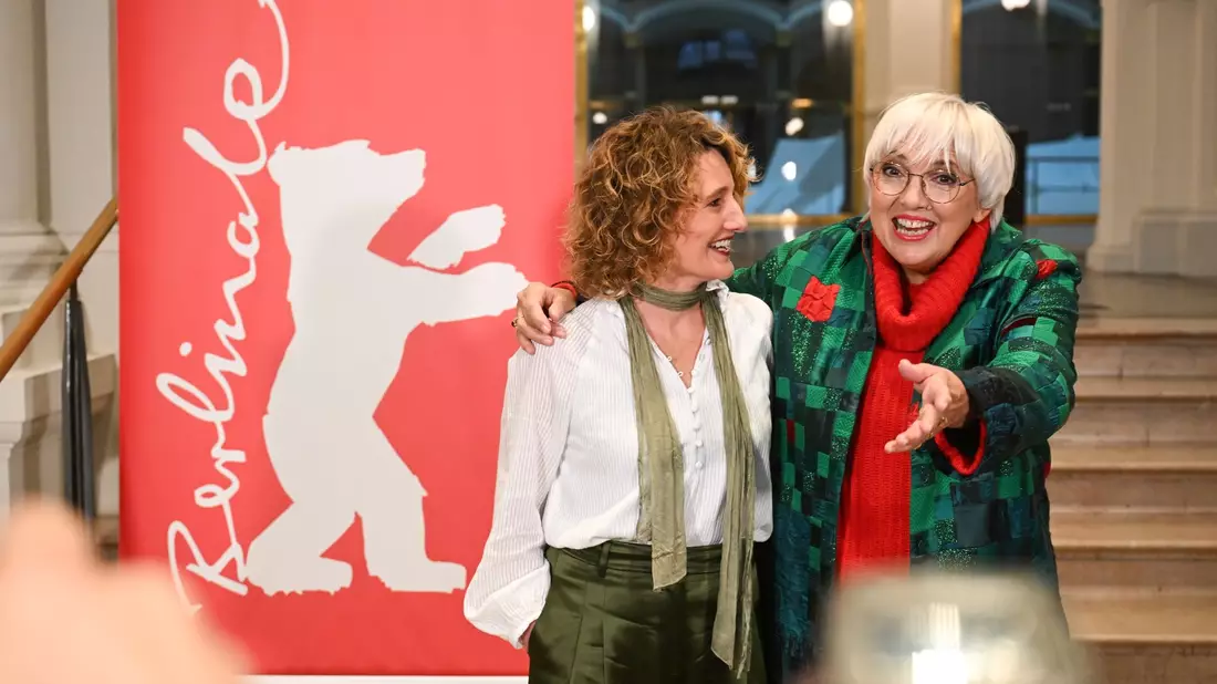 Tricia Tuttle (l) steht nach ihrer Vorstellung als neue Leiterin der Berlinale neben der Staatsministerin für Kultur und Medien, Claudia Roth. - Bild: Sebastian Christoph Gollnow/dpa