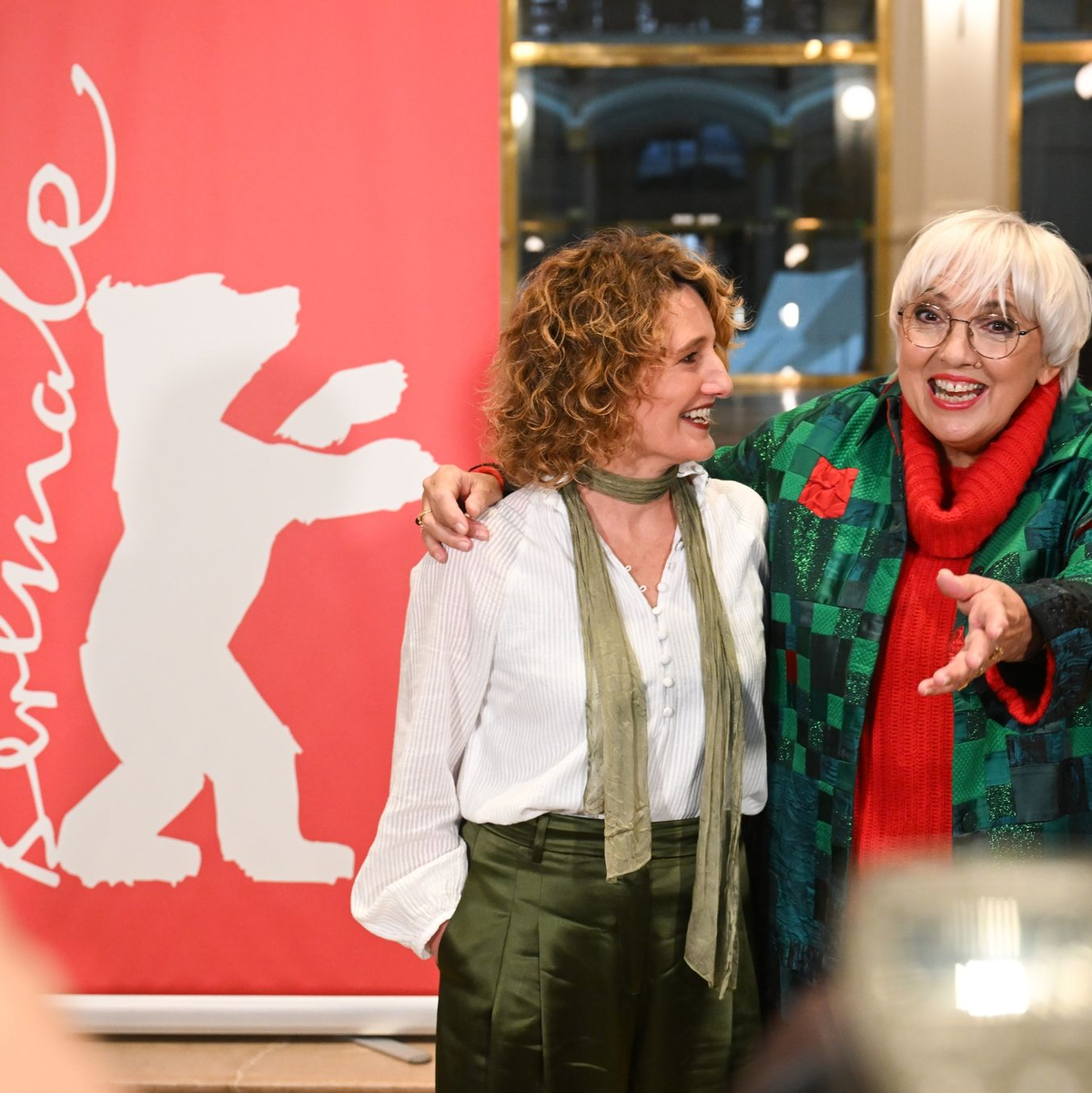Tricia Tuttle (l) steht nach ihrer Vorstellung als neue Leiterin der Berlinale neben der Staatsministerin für Kultur und Medien, Claudia Roth. - Foto: Sebastian Christoph Gollnow/dpa