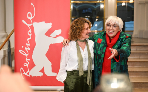 Tricia Tuttle (l) steht nach ihrer Vorstellung als neue Leiterin der Berlinale neben der Staatsministerin fĂŒr Kultur und Medien, Claudia Roth. - Foto: Sebastian Christoph Gollnow/dpa Tricia Tuttle (l) steht nach ihrer Vorstellung als neue Leiterin der Berlinale neben der Staatsministerin fĂŒr Kultur und Medien, Claudia Roth. - Foto: Sebastian Christoph Gollnow/dpa