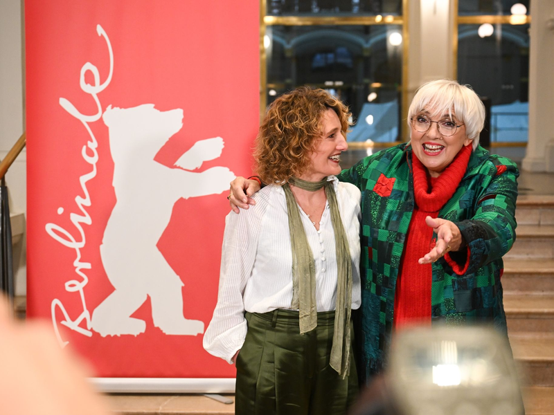 Tricia Tuttle (l) steht nach ihrer Vorstellung als neue Leiterin der Berlinale neben der Staatsministerin für Kultur und Medien, Claudia Roth. - Foto: Sebastian Christoph Gollnow/dpa