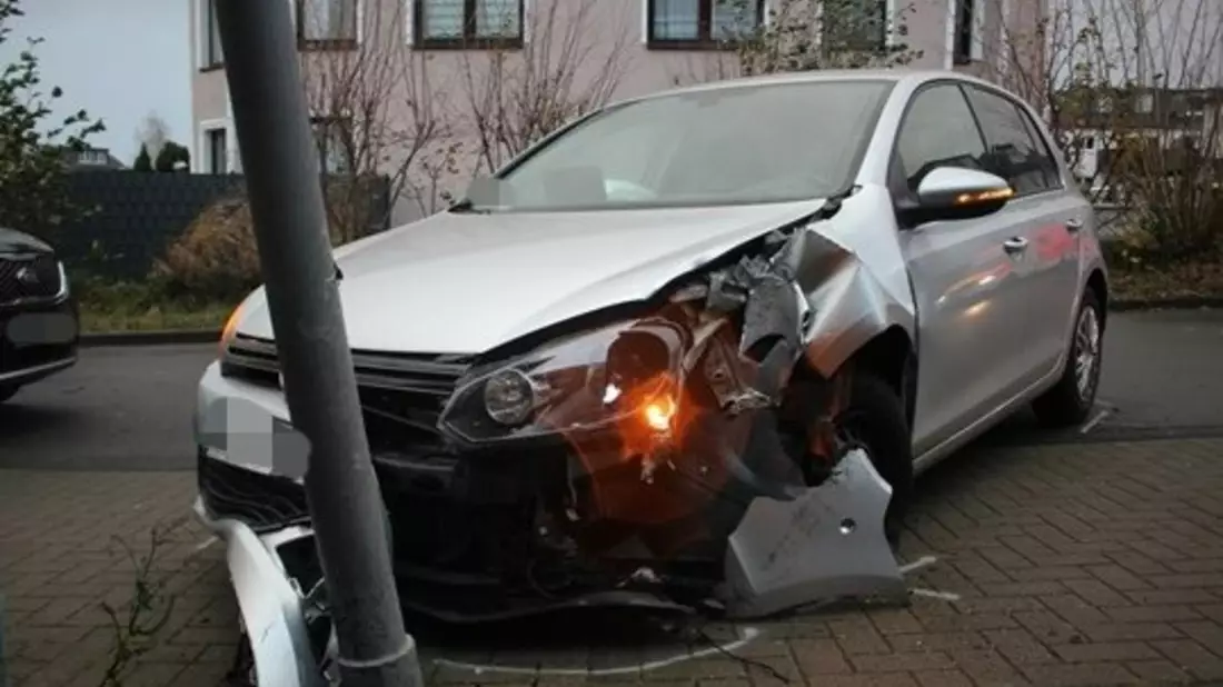POL-ME: Alleinunfall: 91-jährige Autofahrerin schwer verletzt - Ratingen - 2312048 - Bild: presseportal.de