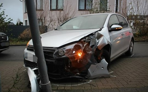 POL-ME: Alleinunfall: 91-jährige Autofahrerin schwer verletzt - Ratingen - 2312048 - Foto: presseportal.de