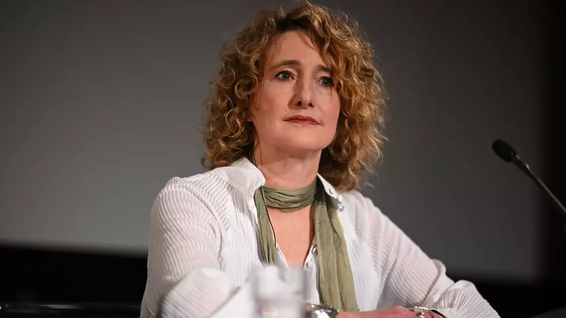 Berlinale-Intendantin Tricia Tuttle äußerte sich zum Vorfall auf einer Bühne während der Filmfestspiele. - Bild: Sebastian Christoph Gollnow/dpa