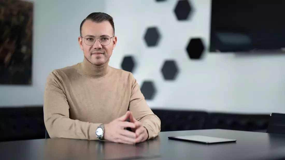 Dariusch Hosseini von Proper API: Wie ausländische IT-Spezialisten ihren Vermögensaufbau in Deutschland effizient betreiben - Bild: presseportal.de