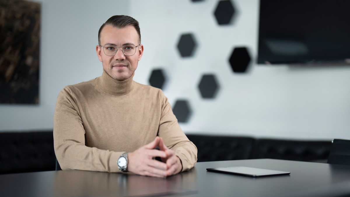 Dariusch Hosseini von Proper API: Wie ausländische IT-Spezialisten ihren Vermögensaufbau in Deutschland effizient betreiben - Foto: presseportal.de