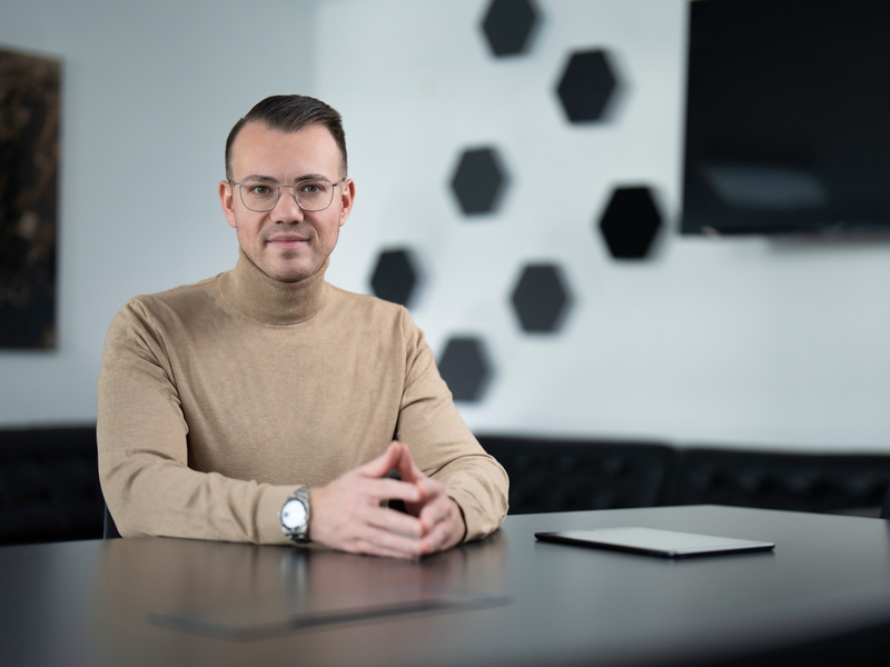 Dariusch Hosseini von Proper API: Wie ausländische IT-Spezialisten ihren Vermögensaufbau in Deutschland effizient betreiben - Foto: presseportal.de