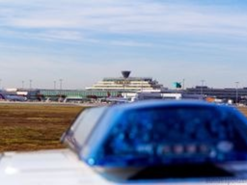 BPOL NRW: Hinweise der Bundespolizei am Flughafen Köln/Bonn für die Weihnachtsreisezeit - Foto: presseportal.de