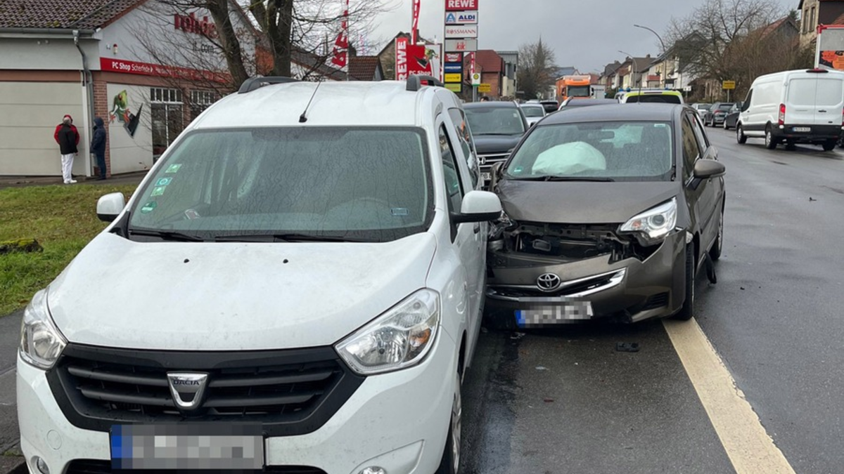 POL-HX: Hoher Sachschaden bei Unfall in Scherfede-Rimbeck - Foto: presseportal.de