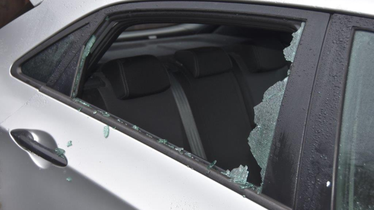 POL-LG: ++ Dannenberg - Diverse Fahrzeuge aufgebrochen und beschädigt (Bild) ++ Lüneburg - Falscher Polizeibeamter - Keine Geldübergabe ++ Uelzen - Verkehrsunfall - Fußgängerin leicht verletzt ++ - Foto: presseportal.de