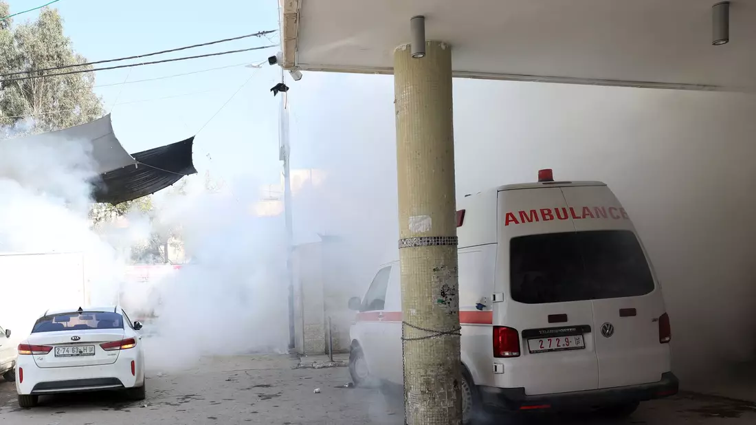 Bei Zusammenstößen zwischen palästinensischen Demonstranten und israelischen Soldaten wird neben einem Krankenhaus in Dschenin Tränengas freigesetzt. - Bild: Ayman Nobani/dpa