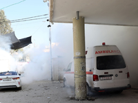 Bei Zusammenstößen zwischen palästinensischen Demonstranten und israelischen Soldaten wird neben einem Krankenhaus in Dschenin Tränengas freigesetzt. - Foto: Ayman Nobani/dpa