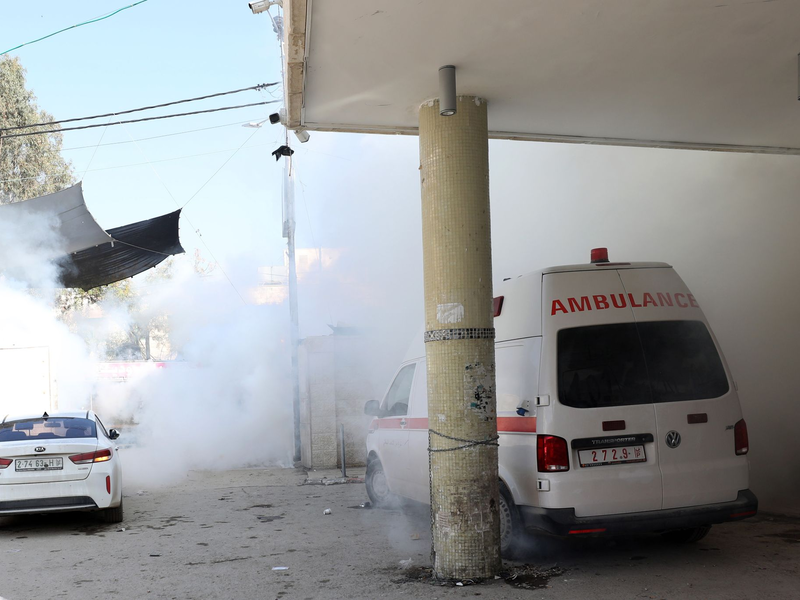 Bei Zusammenstößen zwischen palästinensischen Demonstranten und israelischen Soldaten wird neben einem Krankenhaus in Dschenin Tränengas freigesetzt. - Foto: Ayman Nobani/dpa