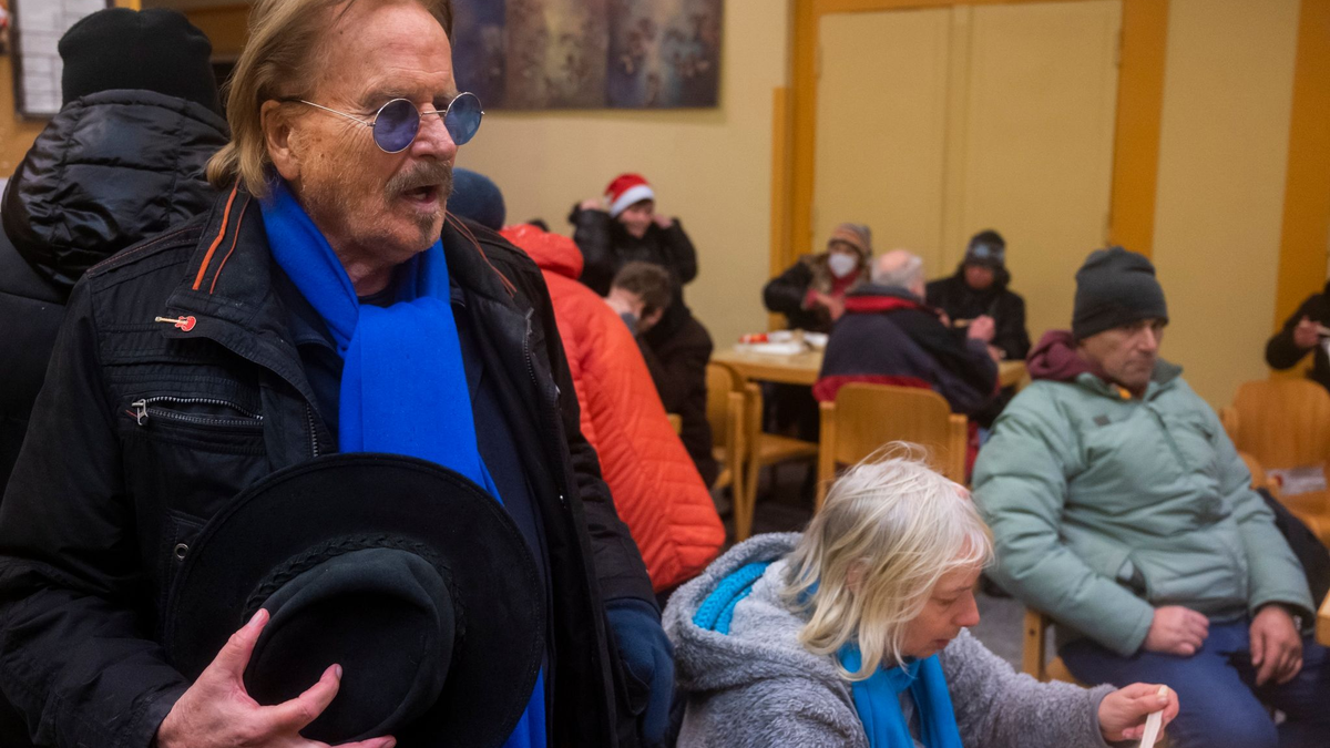 Frank Zander spricht mit Obdachlosen und Bedürftigen bei einem Weihnachtsessen. (Archivbild) - Foto: Christophe Gateau/dpa