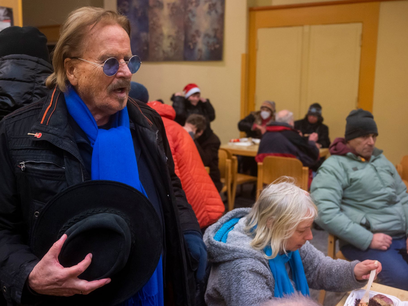 Frank Zander spricht mit Obdachlosen und Bedürftigen bei einem Weihnachtsessen. (Archivbild) - Foto: Christophe Gateau/dpa