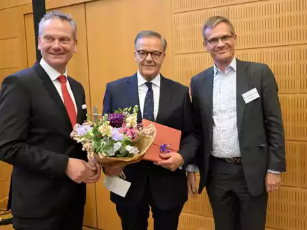 Technologievielfalt für Nutzfahrzeuge: Politik muss Leitplanken liefern / 21. Berliner Automobildialog: Dr. Konrad in den Ruhestand verabschiedet - Foto: presseportal.de