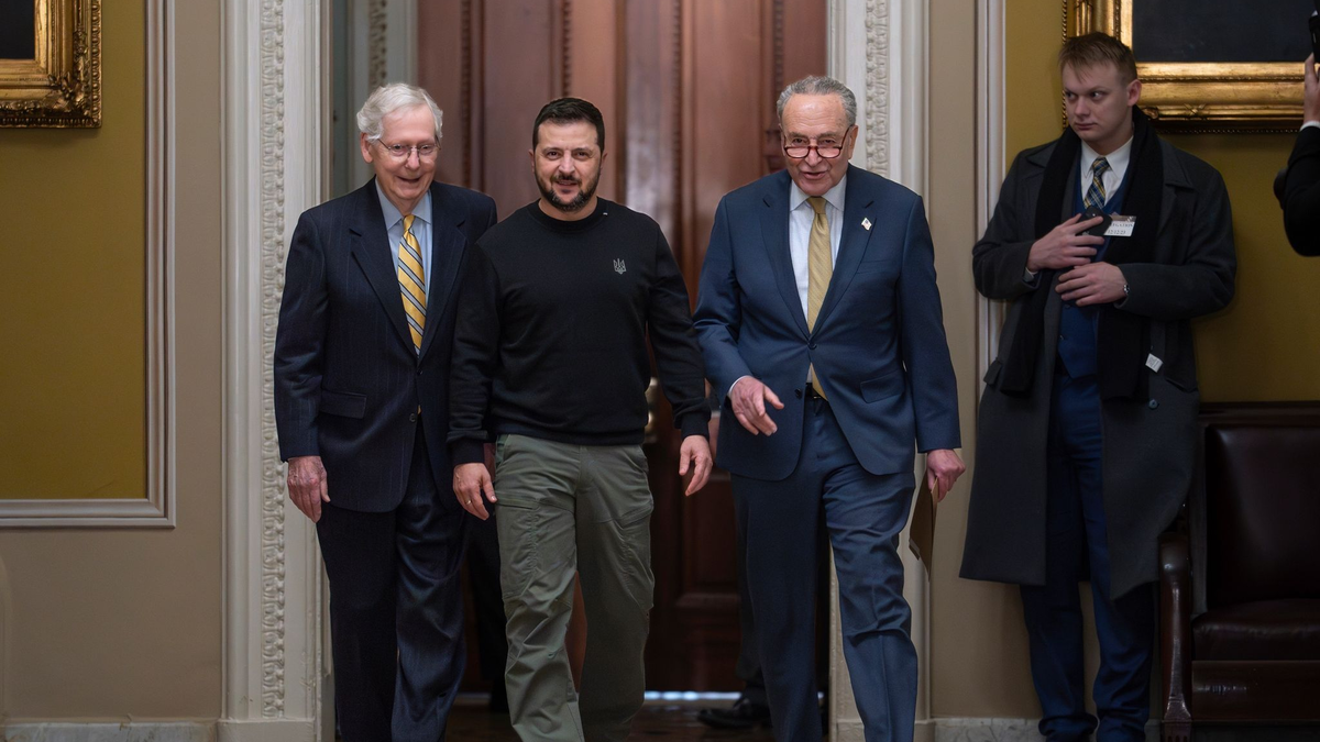 Wolodymyr Selenskyj zusammen mit Mitch McConnell (l) und Chuck Schumer im Senatsgebäude in Washington. - Foto: J. Scott Applewhite/AP