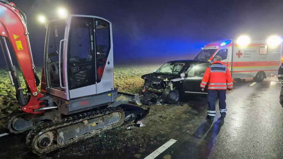 FW VG Westerburg: PKW fährt auf Raupenbagger auf - Drei Personen verletzt - Bild: presseportal.de