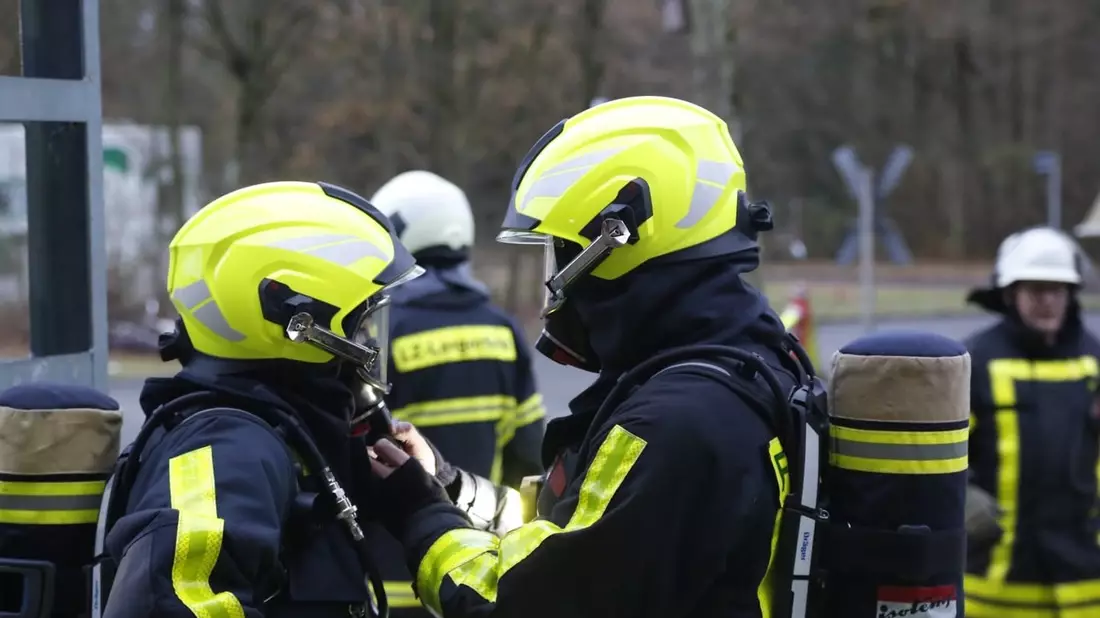 FW-EN: Feuerwehren Wuppertal und Schwelm üben gemeinsam am Ausbildungsgelände des Instituts der Feuerwehren NRW - Bild: presseportal.de
