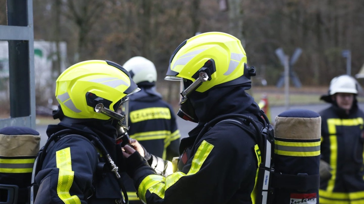 FW-EN: Feuerwehren Wuppertal und Schwelm üben gemeinsam am Ausbildungsgelände des Instituts der Feuerwehren NRW - Foto: presseportal.de