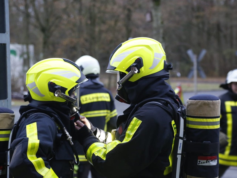 FW-EN: Feuerwehren Wuppertal und Schwelm üben gemeinsam am Ausbildungsgelände des Instituts der Feuerwehren NRW - Foto: presseportal.de
