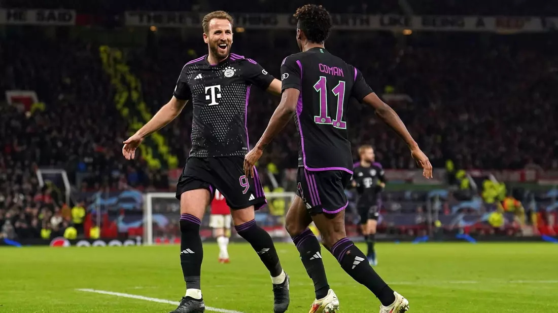 Mit einem Traumpass bereitete Münchens Harry Kane (l) den Treffer von Torschütze Kingsley Coman vor. - Bild: Martin Rickett/PA Wire/dpa