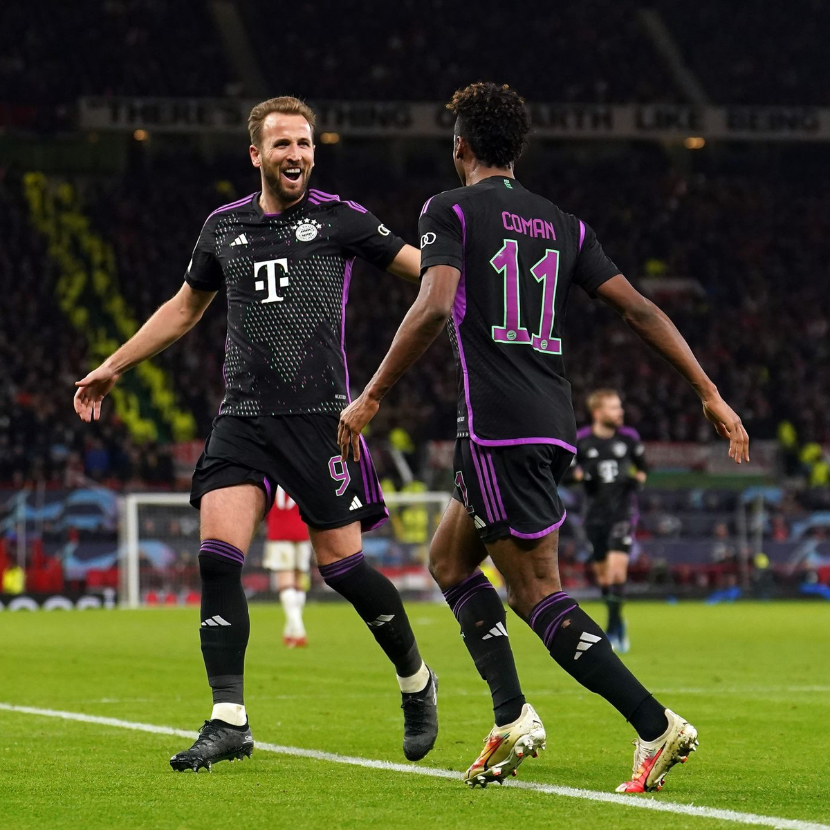 Mit einem Traumpass bereitete Münchens Harry Kane (l) den Treffer von Torschütze Kingsley Coman vor. - Foto: Martin Rickett/PA Wire/dpa