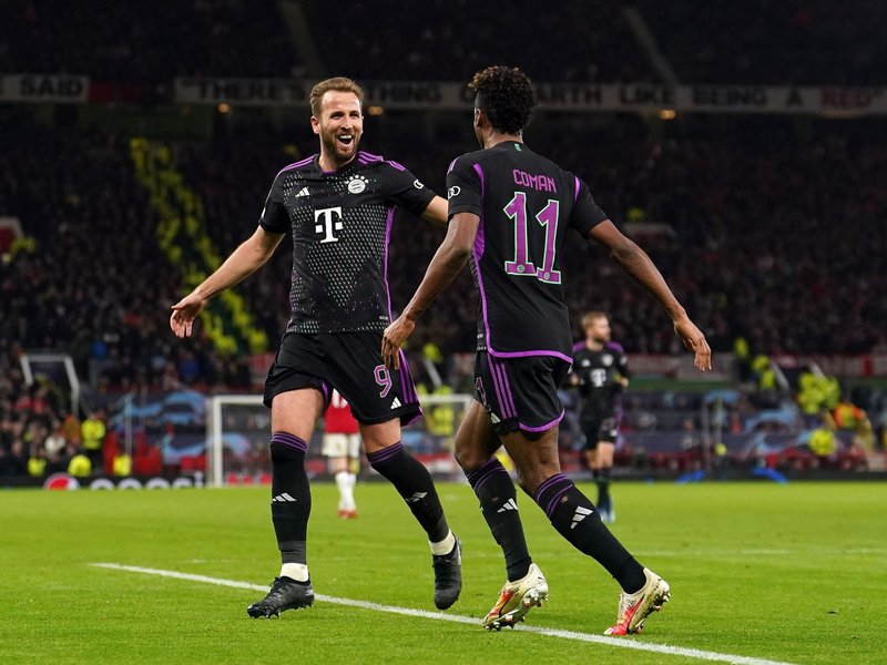 Mit einem Traumpass bereitete Münchens Harry Kane (l) den Treffer von Torschütze Kingsley Coman vor. - Foto: Martin Rickett/PA Wire/dpa