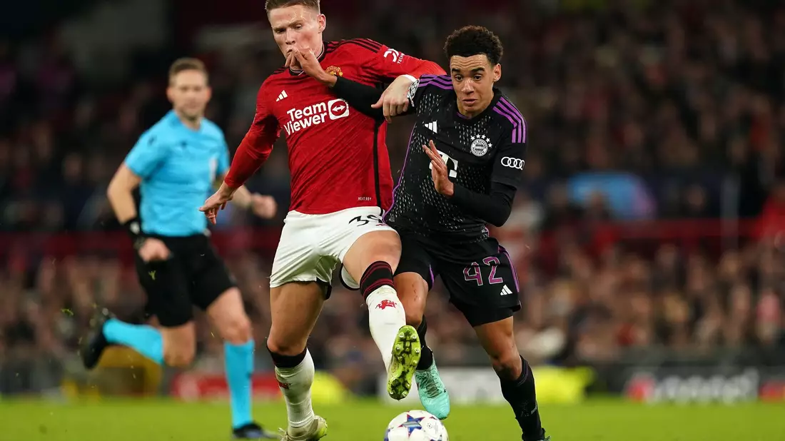 Viele Zweikämpfe prägten das Spiel, hier Bayerns Jamal Musiala (r) und Scott McTominay von Manchester United. - Bild: Martin Rickett/PA Wire/dpa