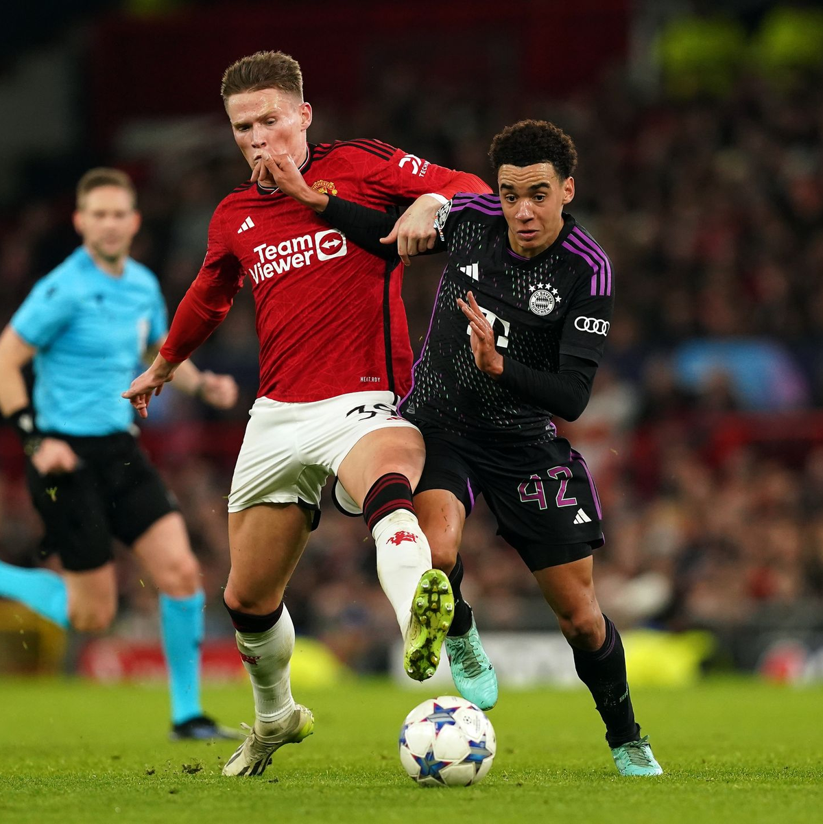 Viele Zweikämpfe prägten das Spiel, hier Bayerns Jamal Musiala (r) und Scott McTominay von Manchester United. - Foto: Martin Rickett/PA Wire/dpa