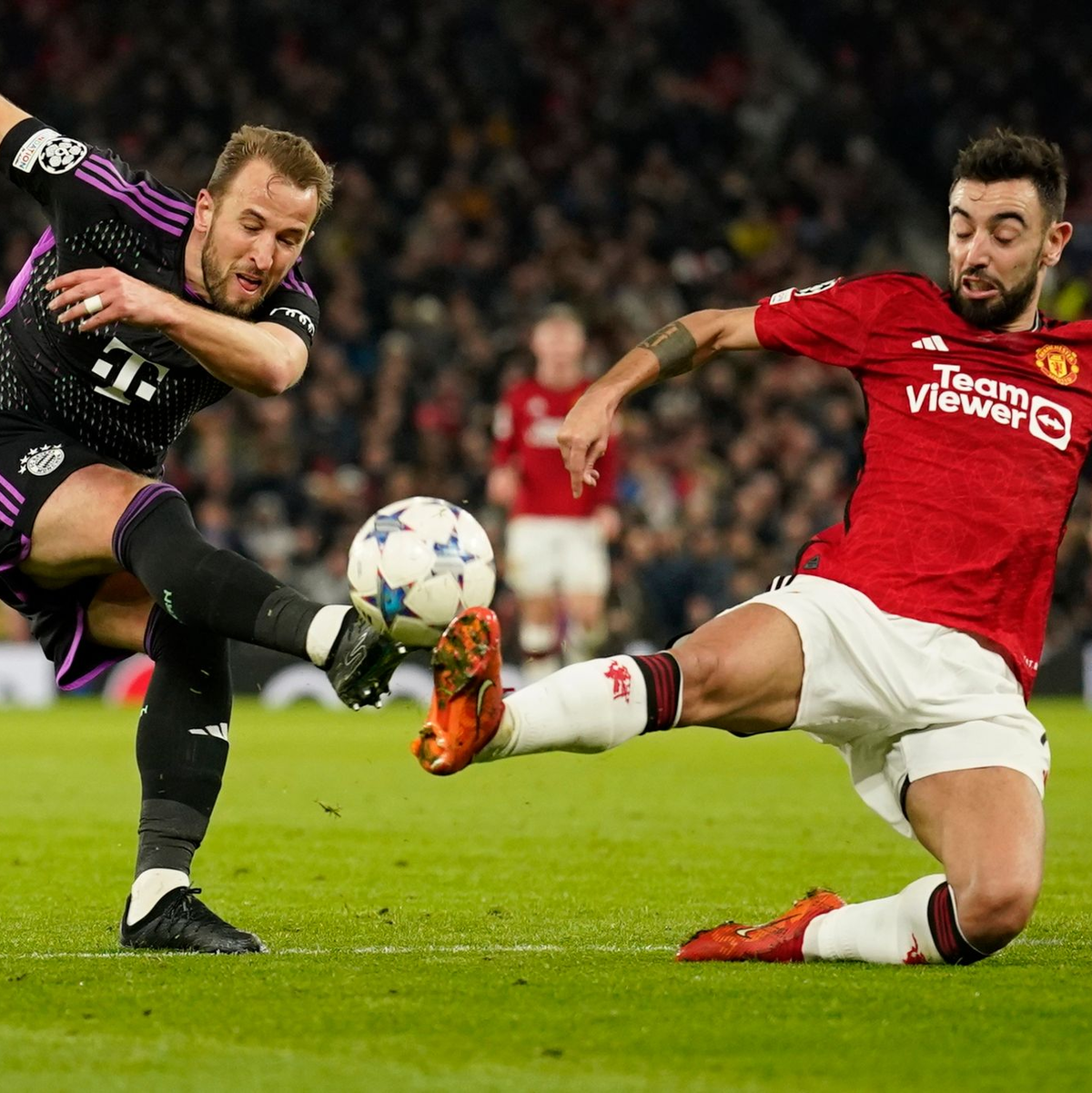 Bayern-Stürmer Harry Kane (l) hatte bei seiner Rückkehr auf die Insel kein Abschlussglück. - Foto: Dave Thompson/AP