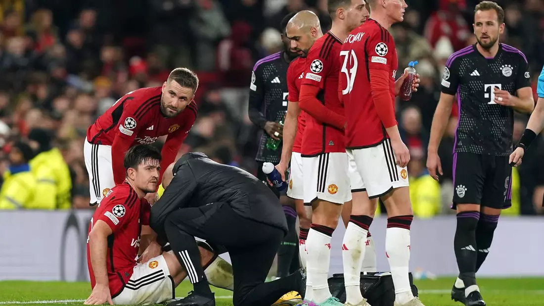 United-Verteidiger Harry Maguire (sitzend) musste schon in der ersten Halbzeit angeschlagen ausgewechselt werden. - Bild: Martin Rickett/PA Wire/dpa