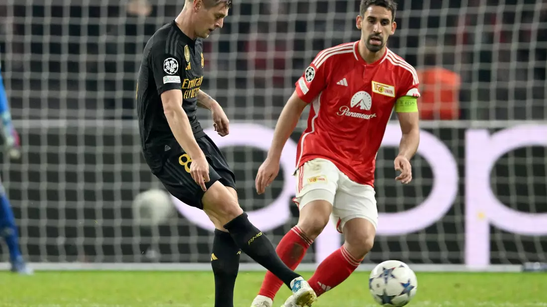 Rani Khedira (r) und seine Unioner mussten sich Toni Kroos und Real Madrid geschlagen geben. - Bild: Soeren Stache/dpa