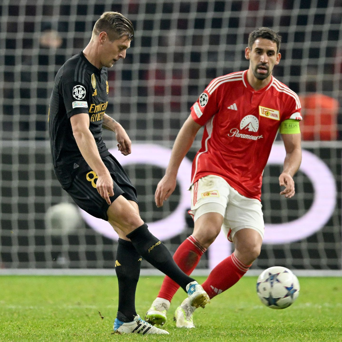 Rani Khedira (r) und seine Unioner mussten sich Toni Kroos und Real Madrid geschlagen geben. - Foto: Soeren Stache/dpa