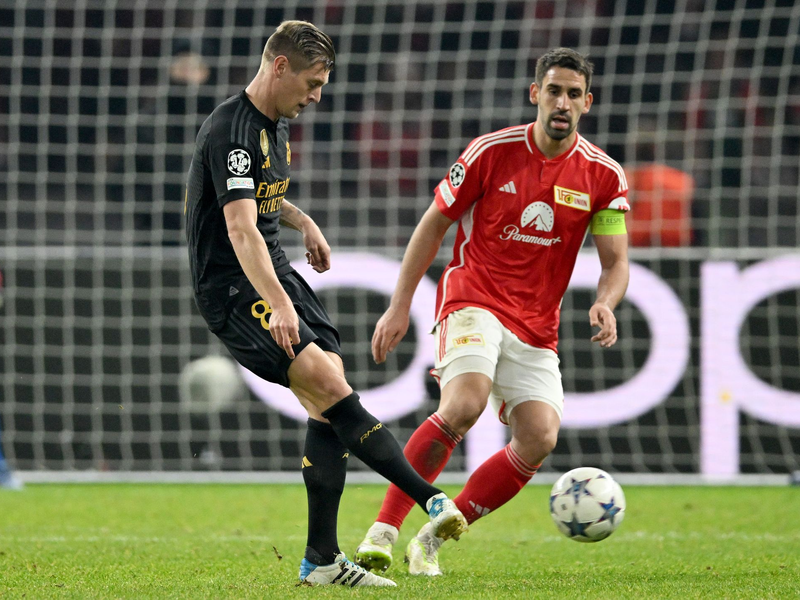 Rani Khedira (r) und seine Unioner mussten sich Toni Kroos und Real Madrid geschlagen geben. - Foto: Soeren Stache/dpa