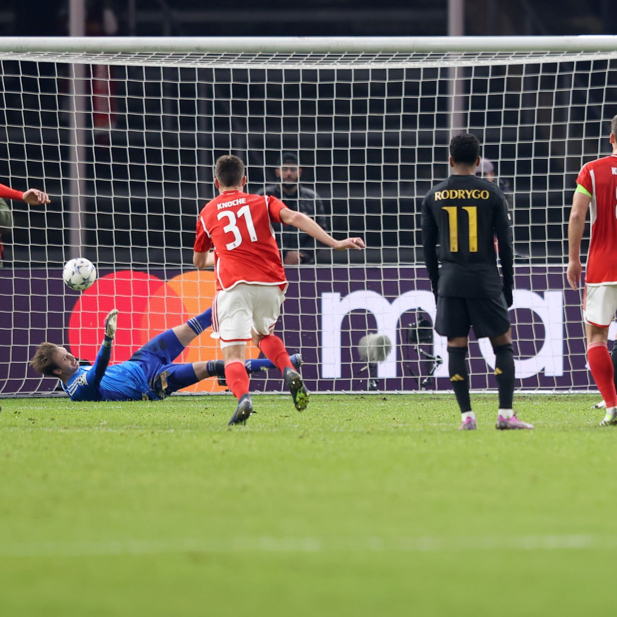 Unions Torwart Frederik Rönnow (unten) parierte beim Stand von 0:0 einen Elfmeter von Luka Modric (r). - Foto: Andreas Gora/dpa