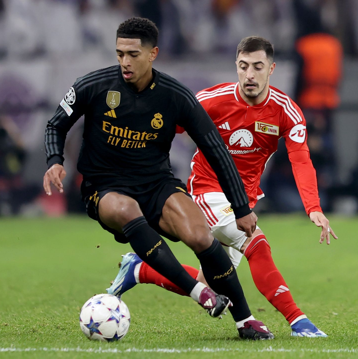 Reals Jude Bellingham (l) schirmt den Ball vor dem Unioner Josip Juranovic ab. - Foto: Andreas Gora/dpa